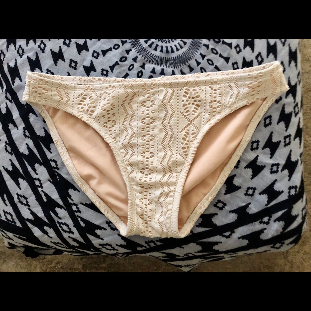 Bikini - Picture 3 of 4
